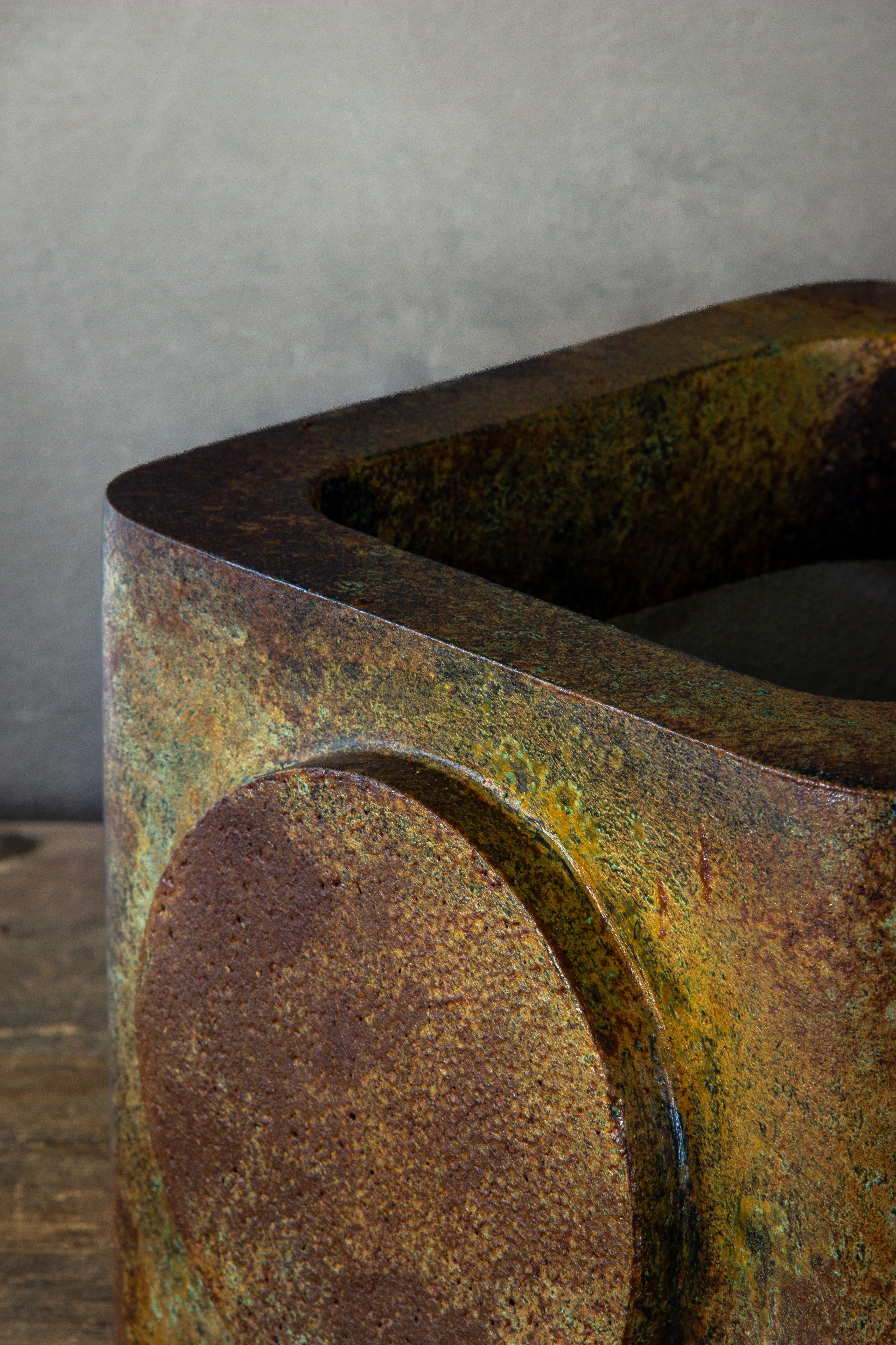 Rustykalna osłonka z okrągłym motywem po bokach, ręcznie wykonana, efekt kortenu z patyną